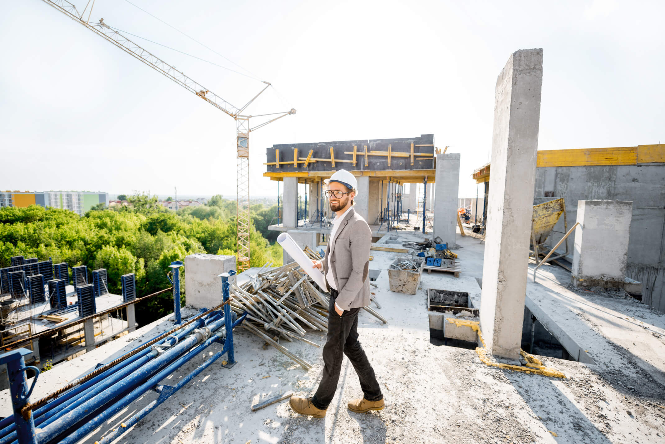 Inżynier z projektem na stropie budowanego obiektu